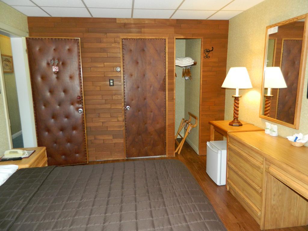 Motel & Hotel La Paysanne Σέρμπρουκ Εξωτερικό φωτογραφία