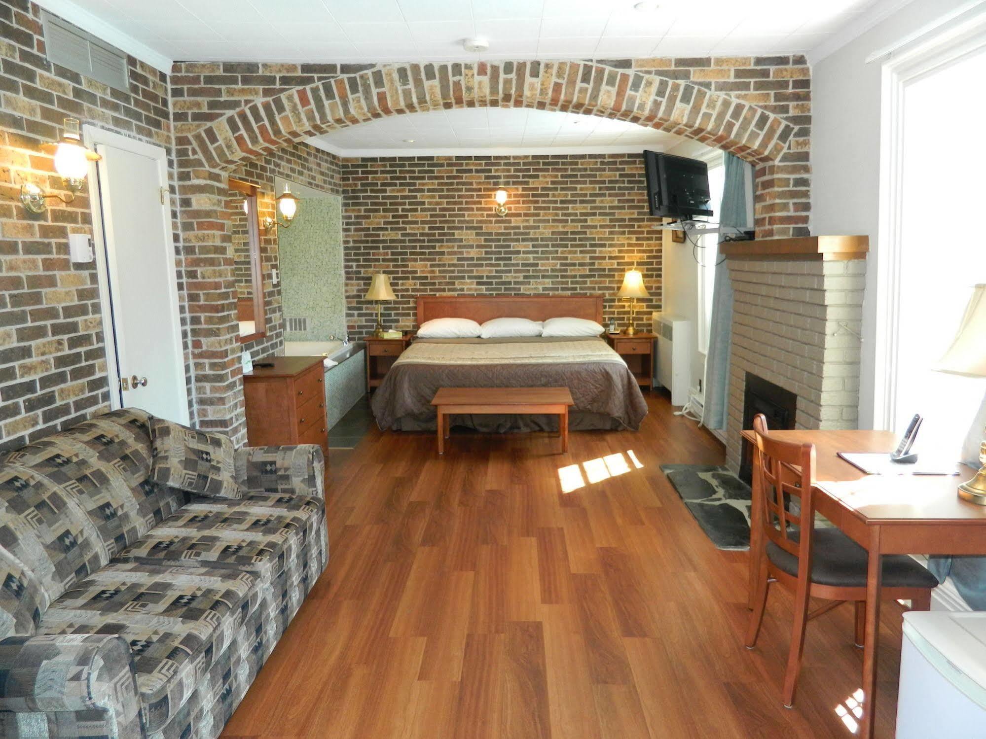 Motel & Hotel La Paysanne Σέρμπρουκ Εξωτερικό φωτογραφία
