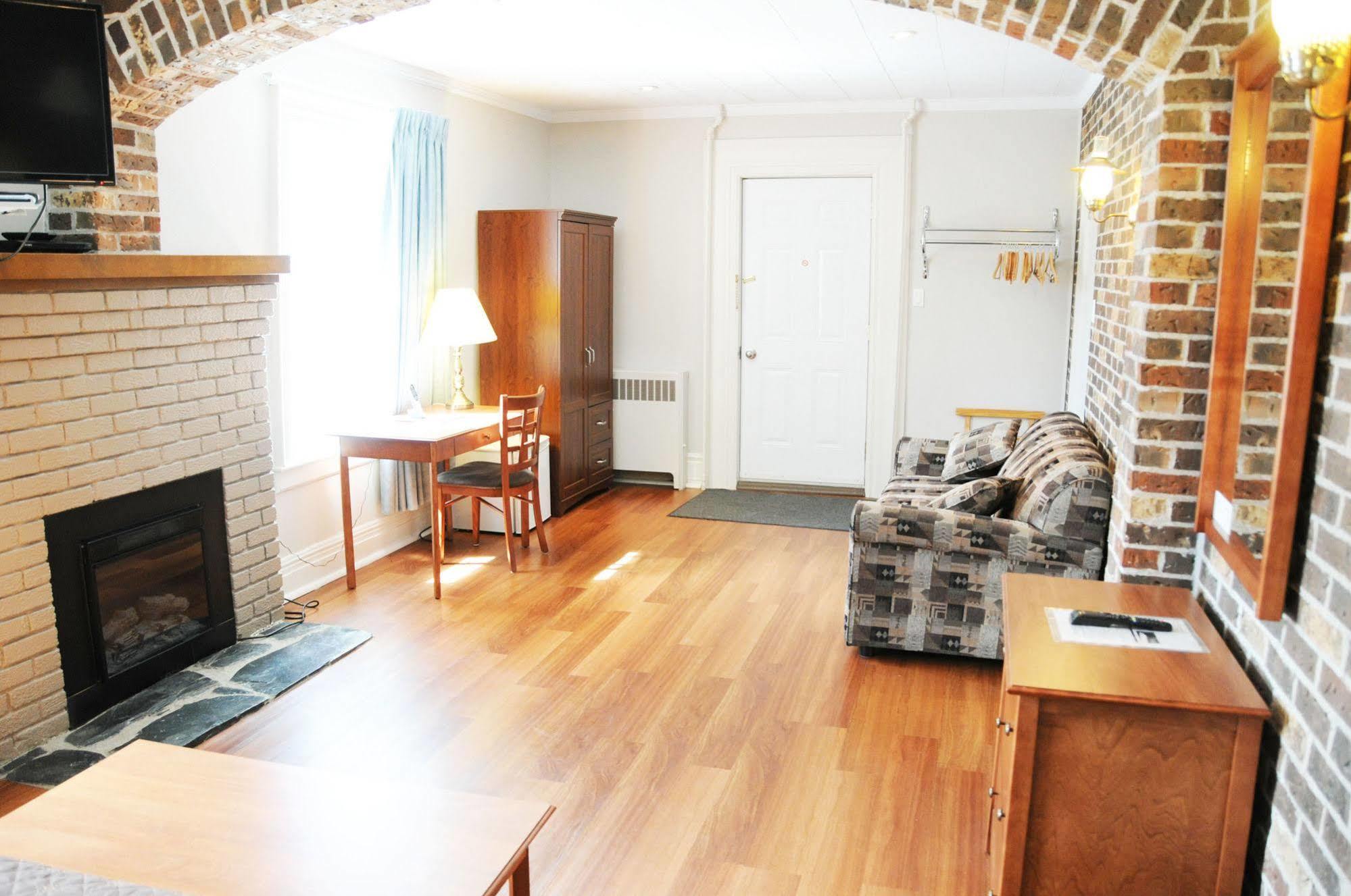 Motel & Hotel La Paysanne Σέρμπρουκ Εξωτερικό φωτογραφία